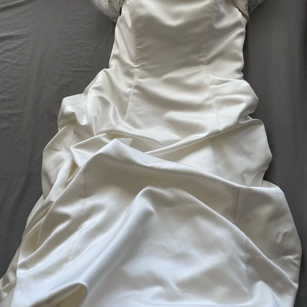 Wedding gown - Picture 5 of 14